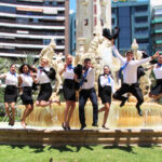 alumnos contentos al finalizar cursos de formación gratis 100% online con esatur formación de marketing digital y manipulación de alimentos