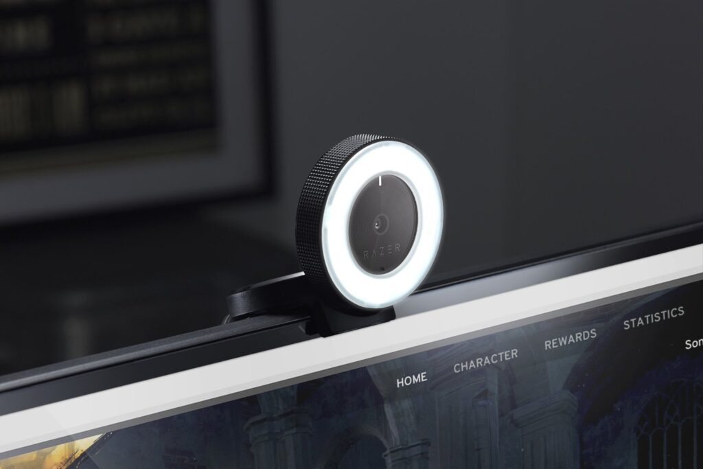 Razer Kiyo encima de la pantalla